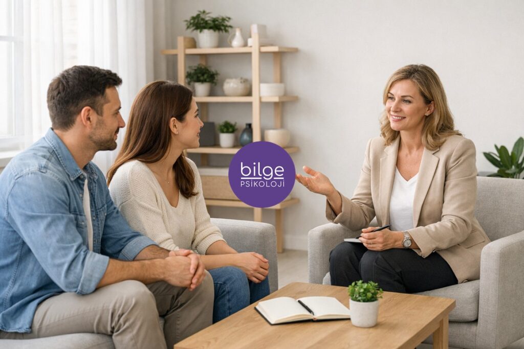 Çift terapisi seansı yapan çift ve psikolog, Bilge Psikoloji